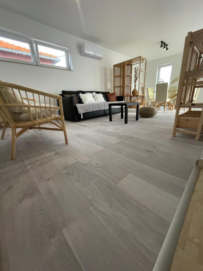 Vila Regina Apartment Regina With Swimming Pool เยเซรา ภายนอก รูปภาพ