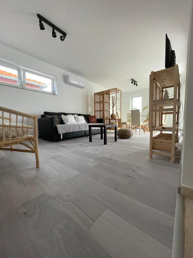 Vila Regina Apartment Regina With Swimming Pool เยเซรา ภายนอก รูปภาพ